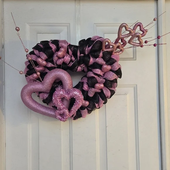 Heart-Shaped Pink and Black Wreath Valentine's Day Decor